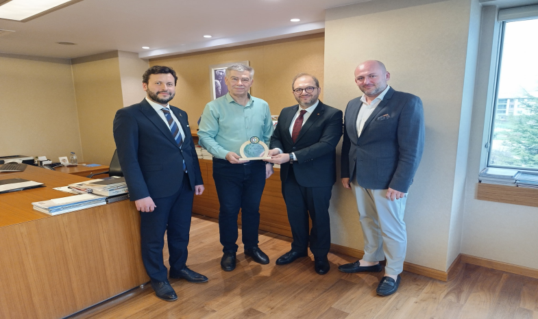 ATSO SPOR OYUNLARI KOMİSYONU, PARK HAYAT SAĞLIK GRUBU BAŞHEKİMİ UZM. DR. SELİM BODUR’A TEŞEKKÜR ŞİLTI TAKDİM ETTİ